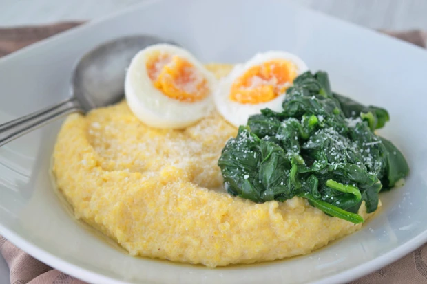 Eier mit Spinat und Polenta