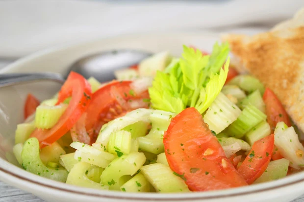 Stangensellerie-Salat mit Tomaten