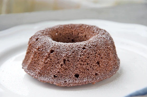 Einfacher Kakaokuchen mit Sauerrahm
