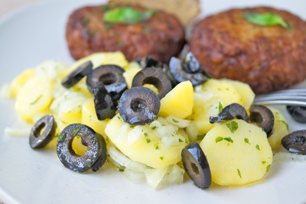 Erdäpfel-Salat mit Oliven und Kapern