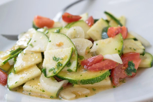 Zucchinisalat mit Kapern