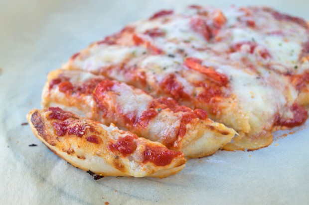 Fladenbrot mit Pfefferoni und Tomaten