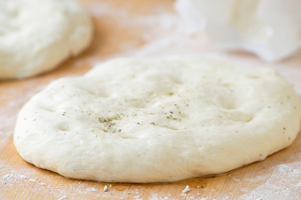 Selbstgemachtes Fladenbrot mediterran