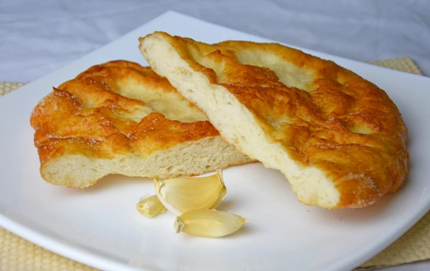 Selbstgemachtes Knoblauch-Fladenbrot