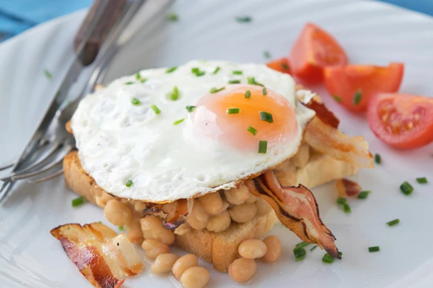Bohnen, Speck und Ei auf Toast