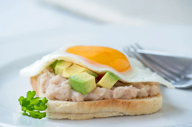 Avocado-Toast mit Spiegelei