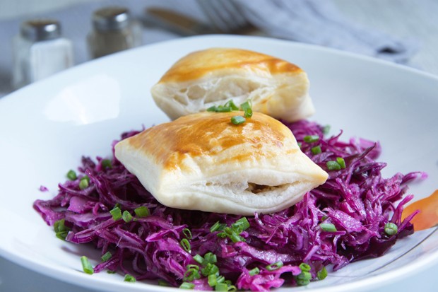 Grammeltaschen mit Rotkrautsalat