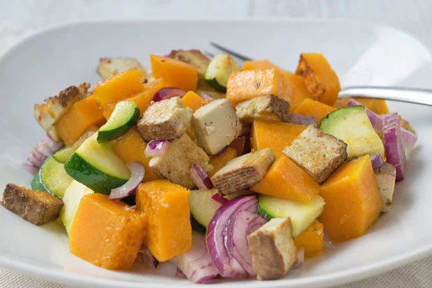 Tofusalat mit K&uuml;rbis und Zucchini