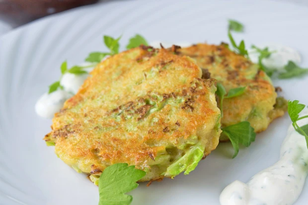 Gr&uuml;nkohlpuffer mit Joghurtdip