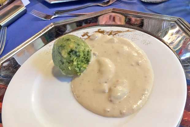 Blattspinatkn&ouml;del mit einfacher Steinpilzsauce