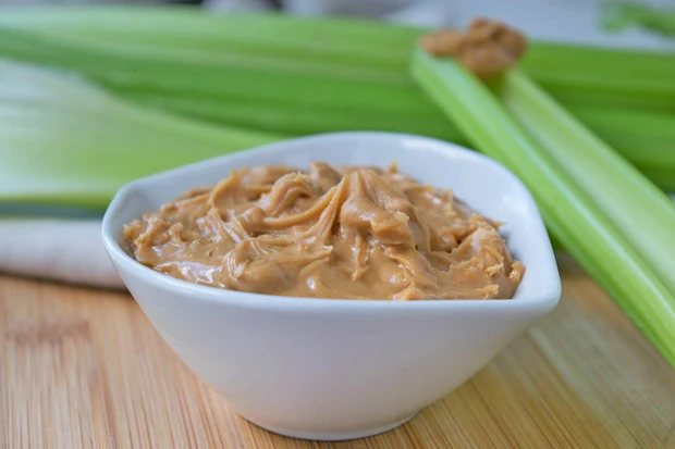 Pikanter Erdnuss-Dip