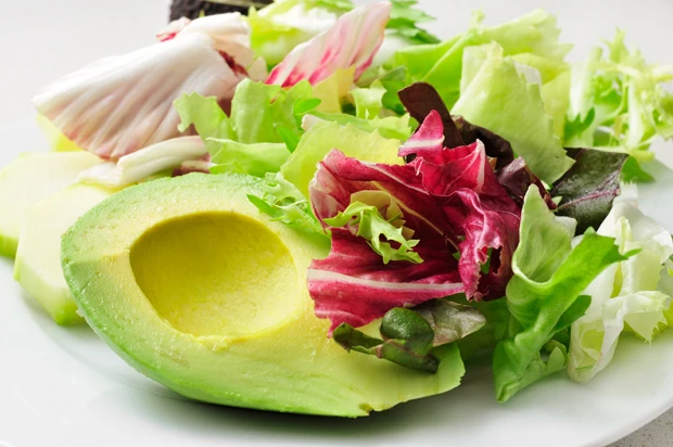 Blattsalat mit Avocados