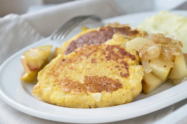 Kichererbsenlaibchen mit Erd&auml;pfelp&uuml;ree