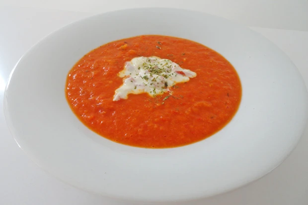 Gemüsesuppe mit Paprika und Joghurt