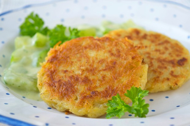Rösti mit Gurken-Dill-Gemüse