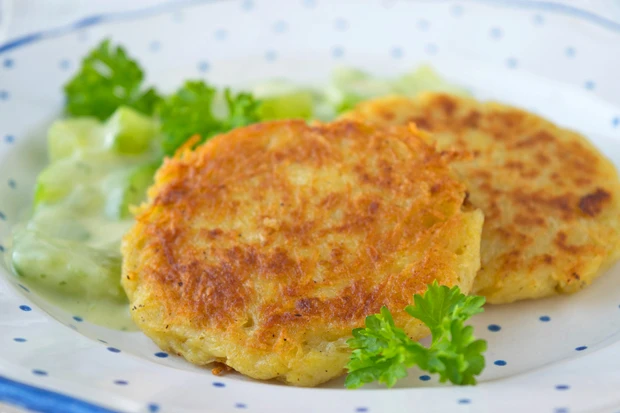 Rösti mit Gurken-Dill-Gemüse