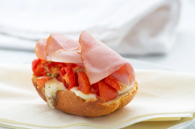 Überbackenes Baguette mit Schinken