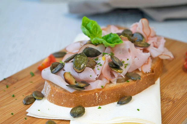 Schinken mit Kürbiskernen