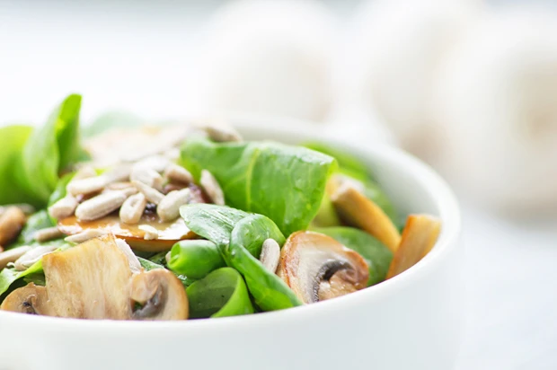 Vogerlsalat mit Pilzen