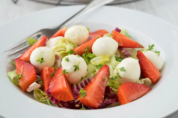Erdbeer-Mozzarella-Salat