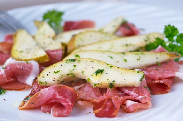 Prosciutto mit marinierten Birnen