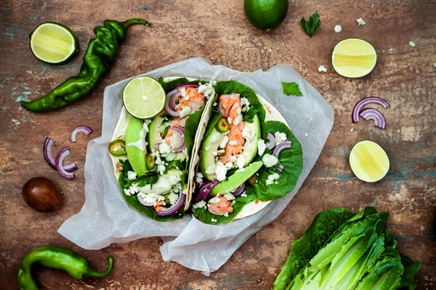 Gefüllte Taco mit Kräuterdip