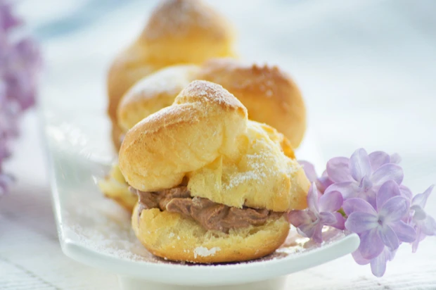 Brandteigbeutel mit Schokoladencreme-F&uuml;llung