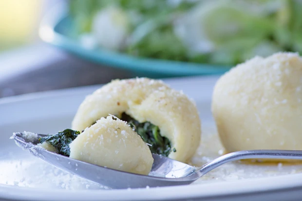Kartoffelkn&ouml;del mit Spinatf&uuml;lle
