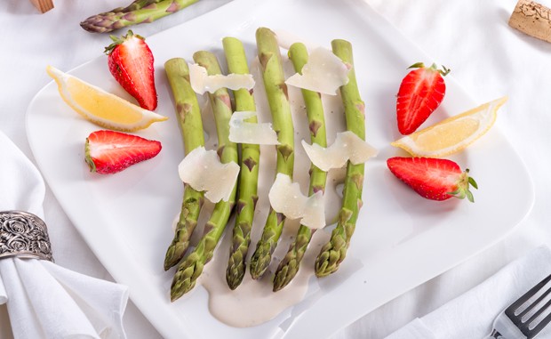 Grüner Spargel mit Parmesan