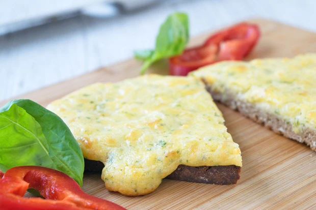 &Uuml;berbackener Toast mit Ei