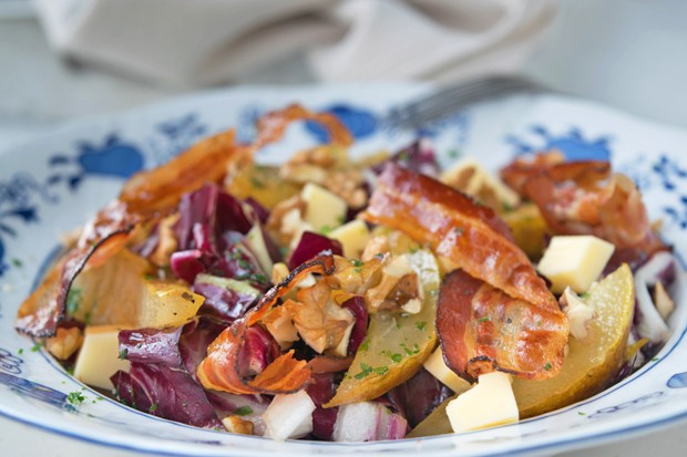 Blattsalat mit gebratenen Birnen und Speck