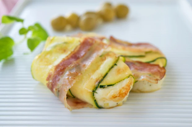 Grillkäse mit Speck und Zucchini