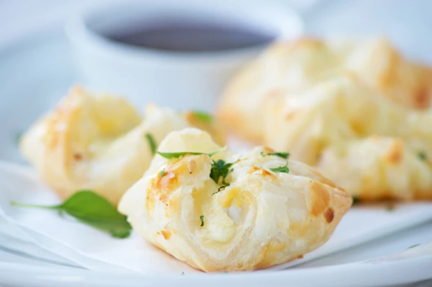 Weichk&auml;se in Bl&auml;tterteig