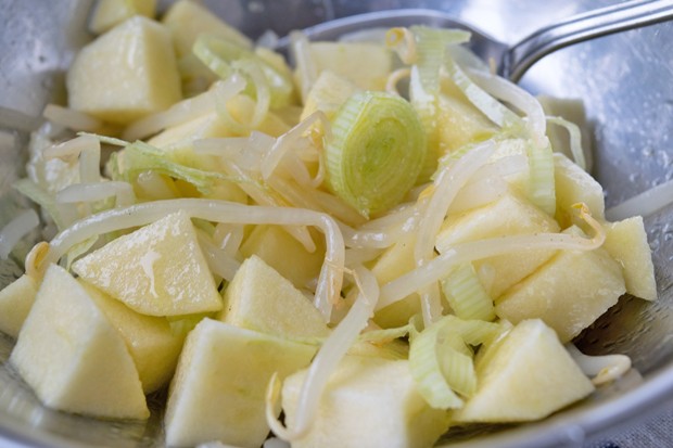 Apfel-Sprossen-Salat