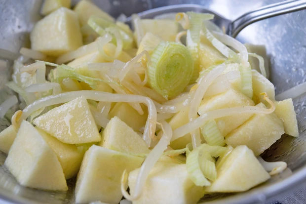 Apfel-Sprossen-Salat