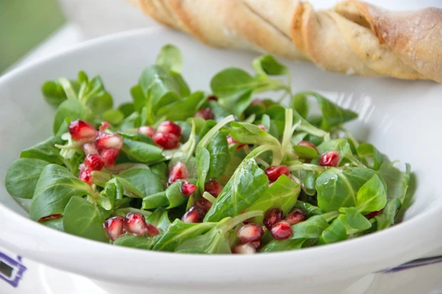 Vogerlsalat mit Granatapfeldressing