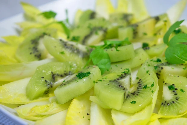 Chicoree-Kiwi-Salat