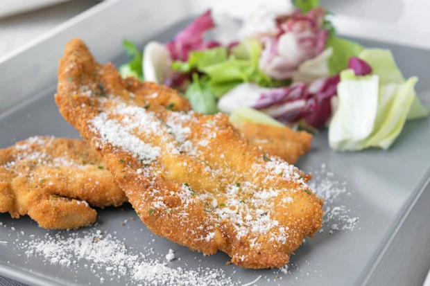 H&uuml;hnerschnitzel in der Safran-Parmesan-Panade