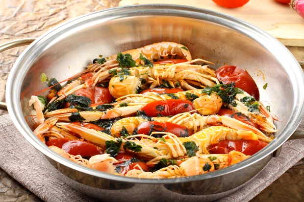 Scampi in einer Safran-Tomaten-Sauce