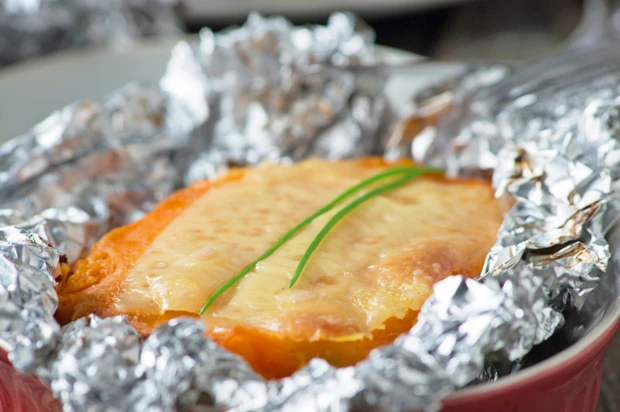 Ofen-S&uuml;&szlig;kartoffeln mit K&auml;se