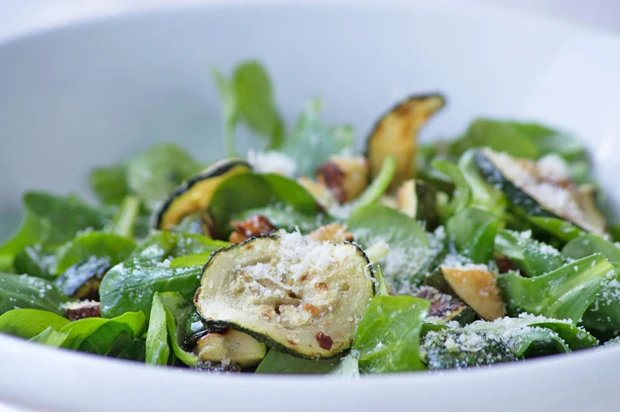 Vogerlsalat mit gebratenen Zucchini