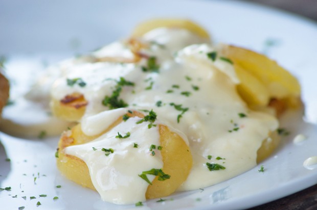 Erdäpfel mit Käsesauce