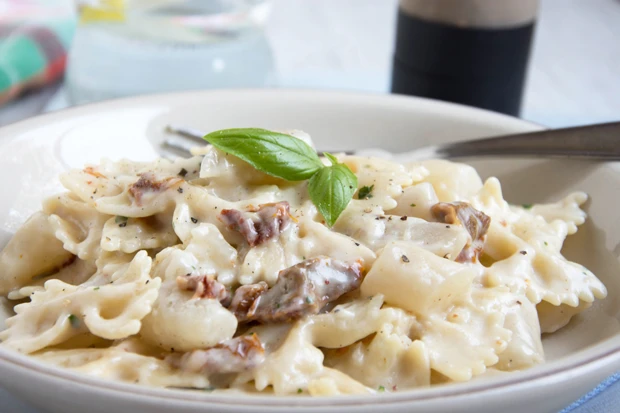 Farfalle mit Spargel und getrockneten Tomaten
