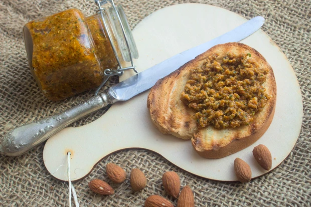 Mandel-Pesto