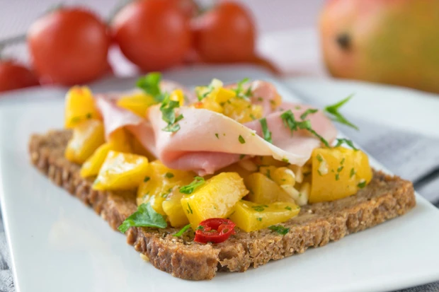 Vollkornbrote mit Gefl&uuml;gel