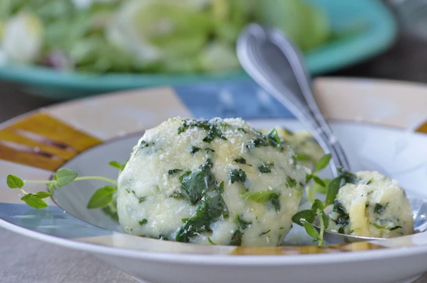 Spinatkn&ouml;del mit K&auml;sef&uuml;llung