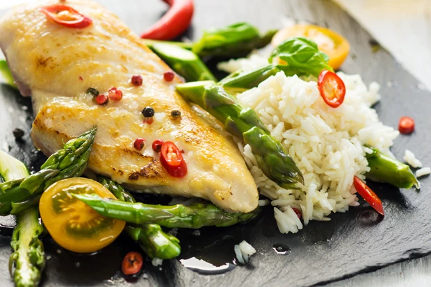 Gebratene Hühnerbrust mit frischem Spargel