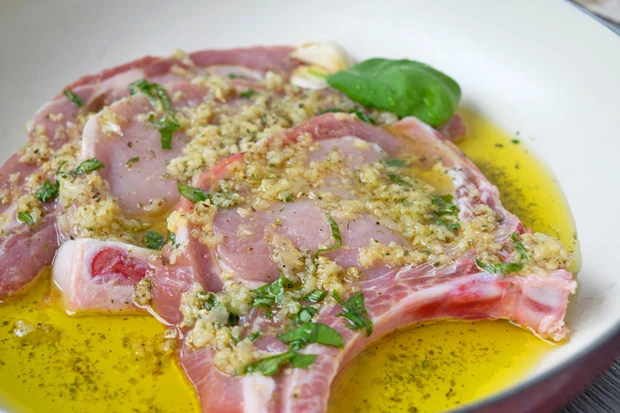 Schweinekoteletts in Basilikummarinade