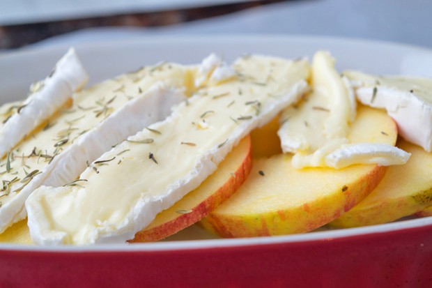 Camembert auf Äpfel