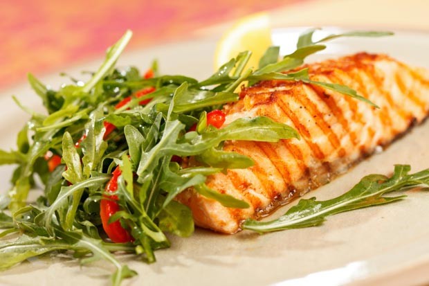Lachsfilet mit mediterraner Grillbutter